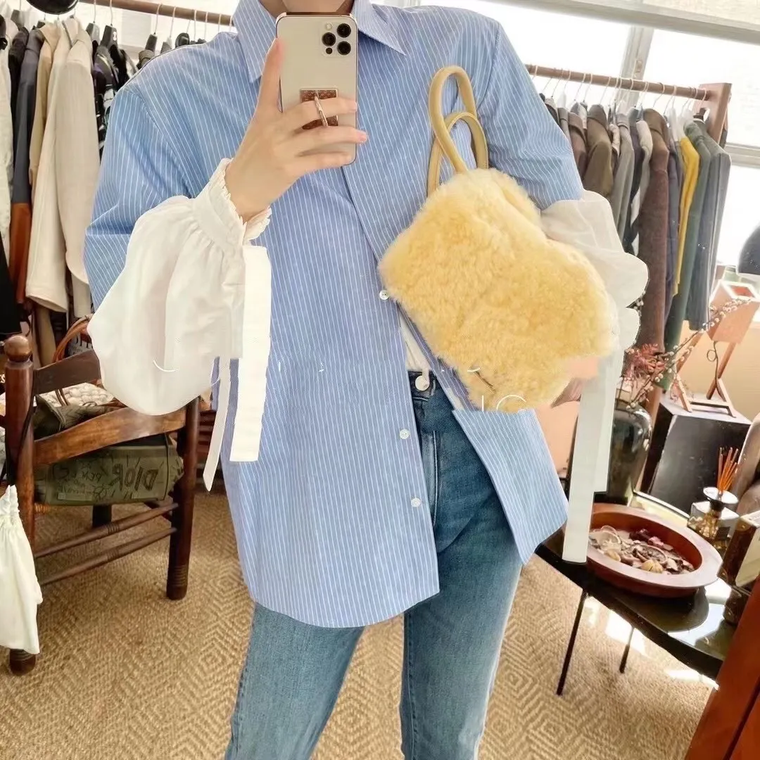 Teddy brown 🐱 BV arco tote’s furry style, it’s here, it’s here, it’s here with fur~ You’ll know how cute it is when you see the real thing! The soft and fluffy feel is really great. Rua, this year’s furry style, I stand on bv! ! Whether it is a jodie cloud bag or a tote, not all curly teddy fur can be used to make goods. The curl size of the fur directly affects the similarity of the entire bag. Material: full fur and lambskin ➕ lambskin lining is much more expensive than full leather! Again, if there is no ZP and no development, of course you have to be willing to spend money~36*24*12